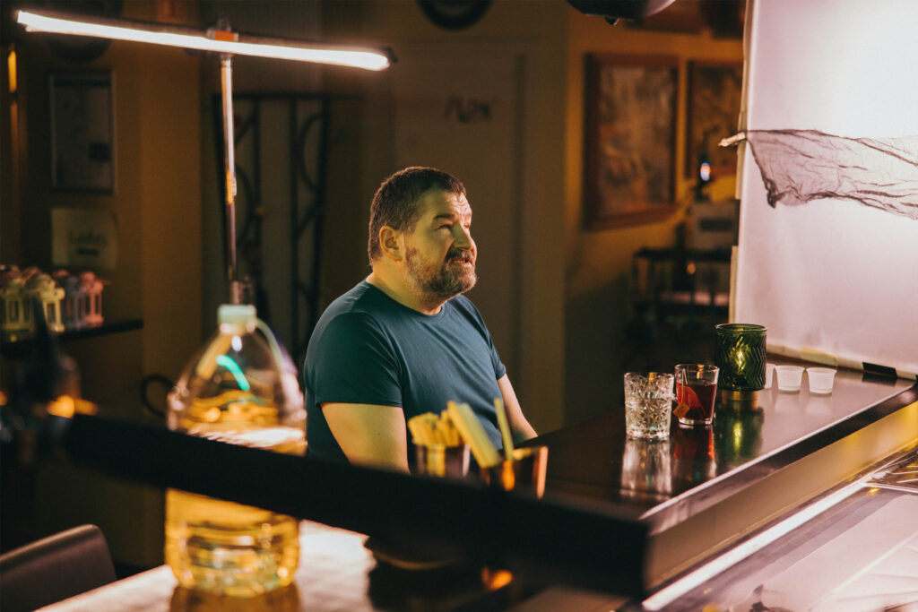 Images des coulisses : Sacha est assis dans un bar